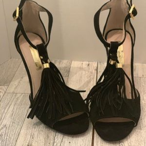 Louise et Cie Black Tage Tassel Heels
Size: US 5M/35 T-strap of an open-toe.